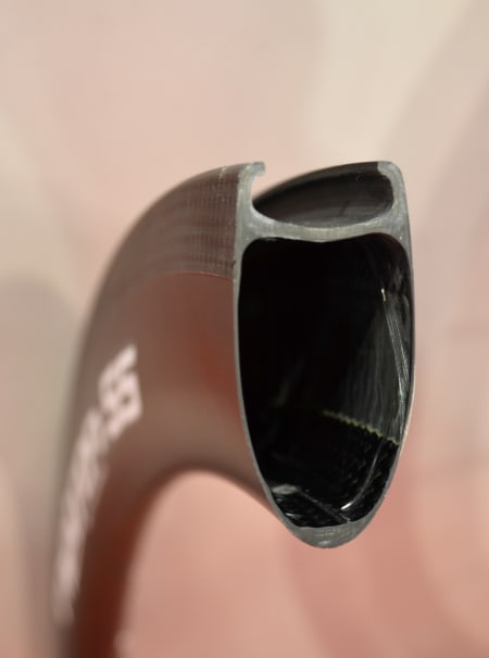 BREDT: Vision er blant hjulmerkene som satser stort på brede felger. Her ser du tverrsnittet av toppmodellen Metron 55 i clincherutgave.