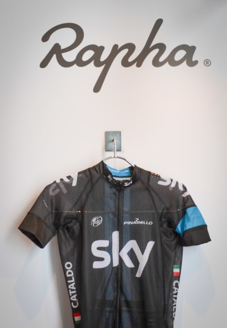 KONEBANKER?: Rapha-trøyene til Team Sky minner mest om en klassisk nettingundertrøye, men Sir Wiggo og resten av gutta setter nok stor pris på dem på glovarme dager.