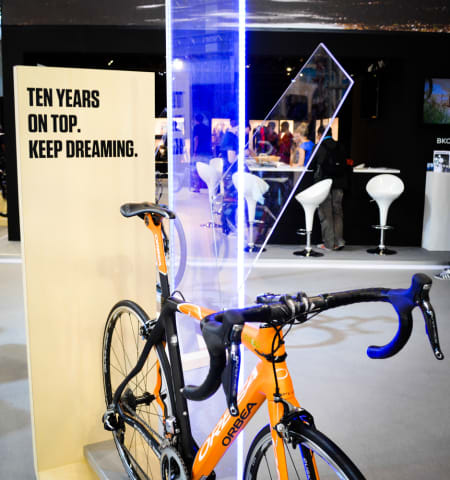 DRØMMEN FORTSETTER: Mange lo nok litt av denne plakaten under Eurobike, men jammen ble ikke Euskaltel reddet av Formel-1 stjernen Fernando Alonso et par dager senere.