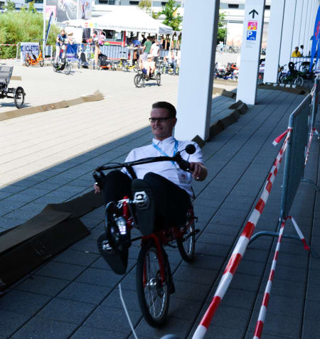 INNTATT HORISONTALEN: Liggesykler er overraskende populært i Tyskland, og ikke minst på Eurobike. Denne karen er her på sin testrunde nummer 20 og fortsatt like fornøyd.
