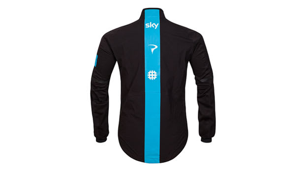 STRIPEN: Liker du å se ut som en metroseksuell vaskebjørn kan du gå for Skys Race Cape med stripe på ryggen. Foto: Rapha.cc