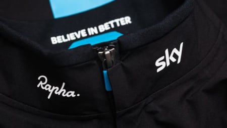 STILIG: Rapha og Team Sky er omtrent like pompøse i sin jakt på perfekte opplevelser. Jakken skårer høyt på kvalitet, detaljer og inntrykk. Foto: Rapha.cc