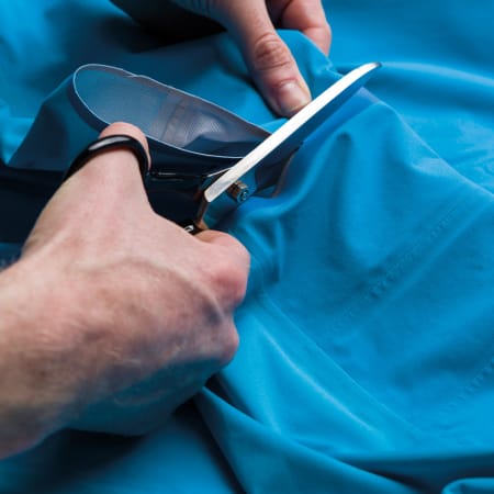 SAKS: Derfor er streken der. Slik at du kan klippe av ermene, om du heller vil ha en kortermet, vanntett trøye. Foto: Rapha.cc