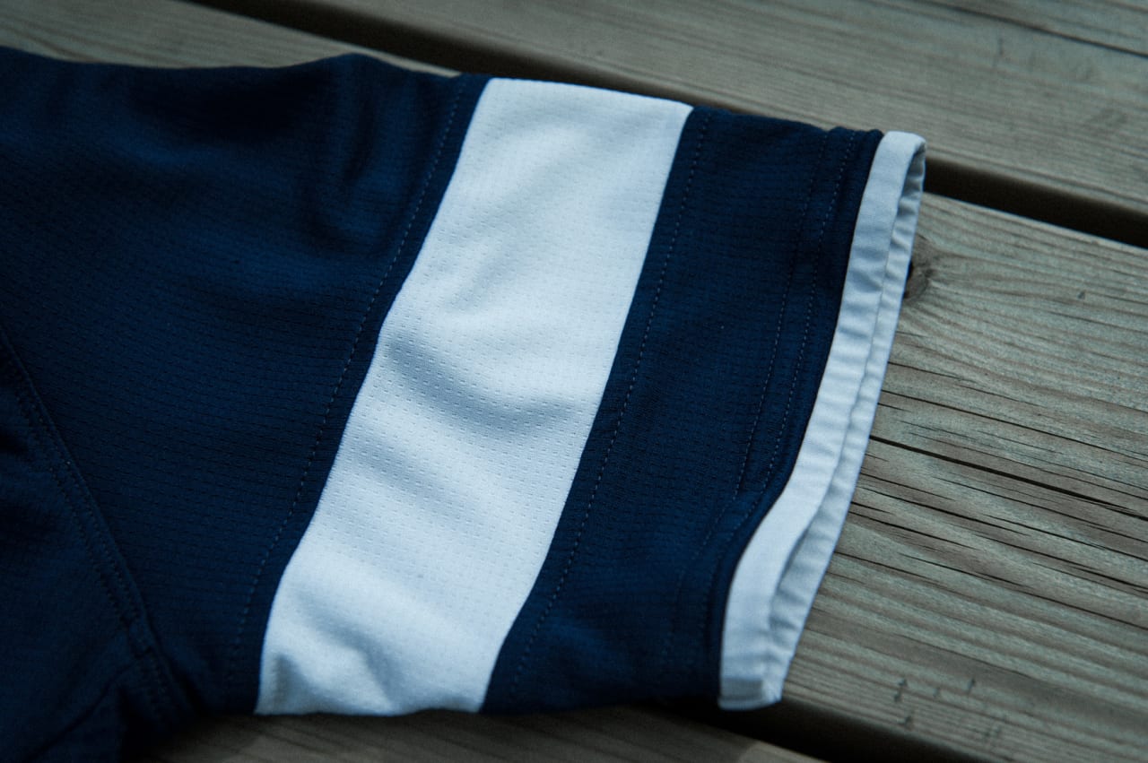 AVSLUTTET: Ermet er avrundet med mykt stoff uten strikk. Dette gjør at det ikke strammer rundt overarmen. Raphas hvite stripe er som vanlig til stede på venstre side.