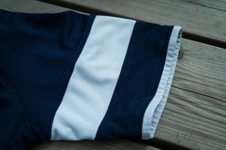 AVSLUTTET: Ermet er avrundet med mykt stoff uten strikk. Dette gjør at det ikke strammer rundt overarmen. Raphas hvite stripe er som vanlig til stede på venstre side.