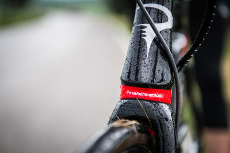 PENSA ASIMMETRICOL: Pinarello fortsetter med sitt asymetriske design også på 65.1 Hydro.