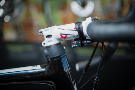 SMART: Under stemet finner vi en avstandsring i gummi, med innebygget lysdiode. Denne kan selvsagt tas av om du ønsker å senke stemet.