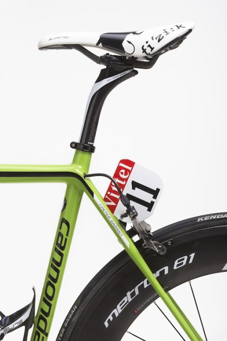 FOR PROFFENE: Med Sagans sykkel får du også nummerholder i karbon, samt Bull-setet fra Fizik med logo normalt sett bare proffene får kjøre med. Foto: Cannondale.
