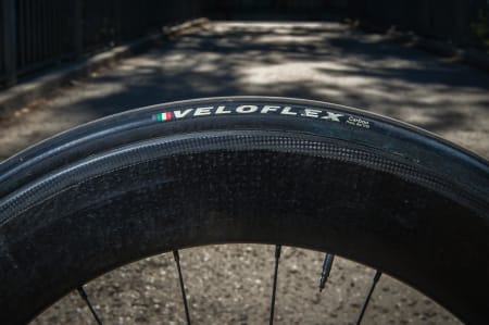 SJELDEN: Veloflex er et populært dekk blant proffene, og blir ofte brukt i smug om laget er sponset av et annet merke. Veloflex er Allan Hovdas valg.