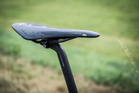 LETTVEKTER: Addict leveres standard med nye Arione 00 fra Fizik. Setet er basert på den gamle klassikeren Arione, men er lettere, nettere og mer komfortabelt.