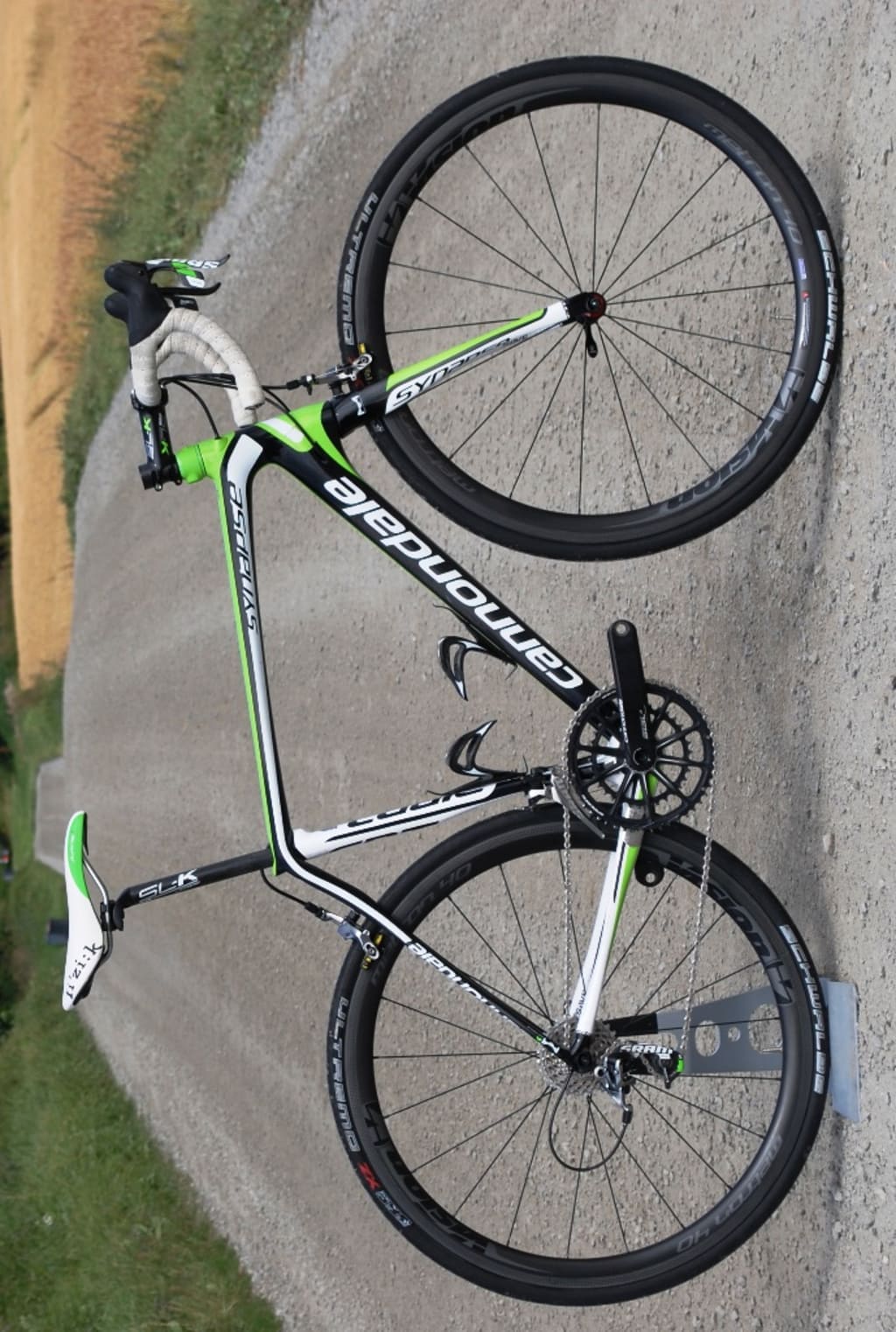 HJEMMEBANE: Cannondales Synapse 2014 hadde sin rittdebut under Strade Bianche i år. Den kan bygges høy som på bildet med den medfølgende kraftige avstandsringen med innebygget diodelykt. (Foto: Kjetil Haaland)