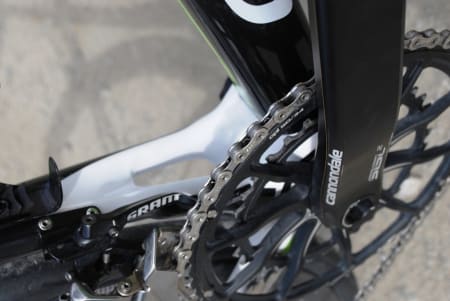 HULL! Det er ikke hver dag man kan se tvers igjennom et seterør. Cannondale har nok jaktet stivhet her. (Foto: Kjetil Haaland)