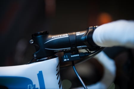 DISKRÉ: Den elektriske enheten til di2-gruppen er elegant festet på stemet, som på sin side er klasket helt ned på styrerøret. SLAM THAT STEM!