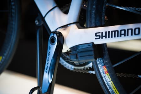 GJEMT, MEN IKKE GLEMT: Batteripakken til Shimanos elektroniske toppgruppe Dura Ace di2, er gjemt under krankhuset, på det venstre kjedestaget.