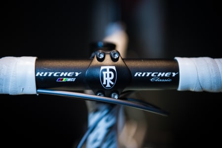 ENKELT: Det er Ritchey som leverer styre og stem til Katusha Team. Legg forøvrig merke til den perfekte avslutningen på styrebåndet, samt at både styre og stem er i aluminium.