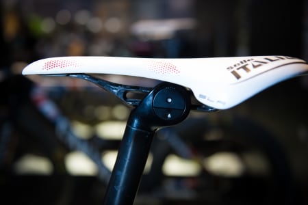 ANONYM: Purito bruker Selle Italias moderniserte klassiker SLR som sete, med monorail skinneløsning. Setepinnen er svartlakkert og anonymisert.
