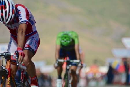 HENGENDE HODER: Kroppsspråket til Rodriguez og Valverde vitner om en knalltøff avslutning på den 16. etappen.